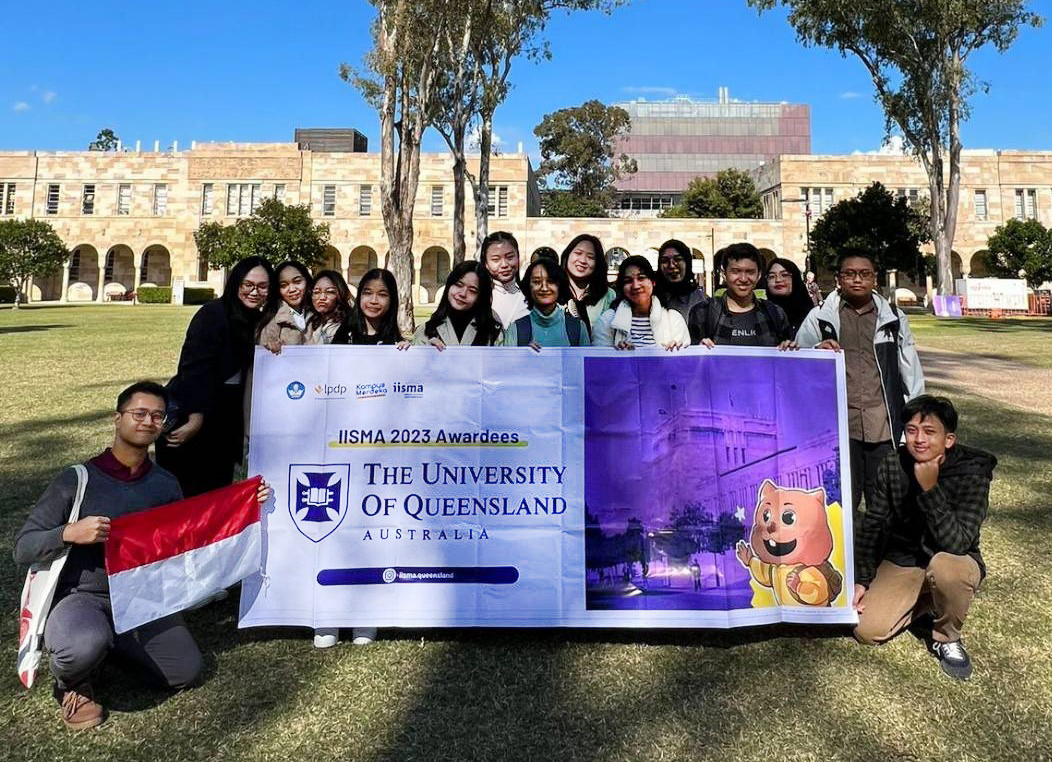 IISMA student holding sign in the great court