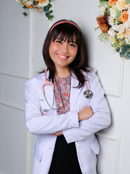 Dr Lady Sirait's Initiatives photo - from Australia Awards in Indonesia - young woman in lab coat with stethoscope around her neck