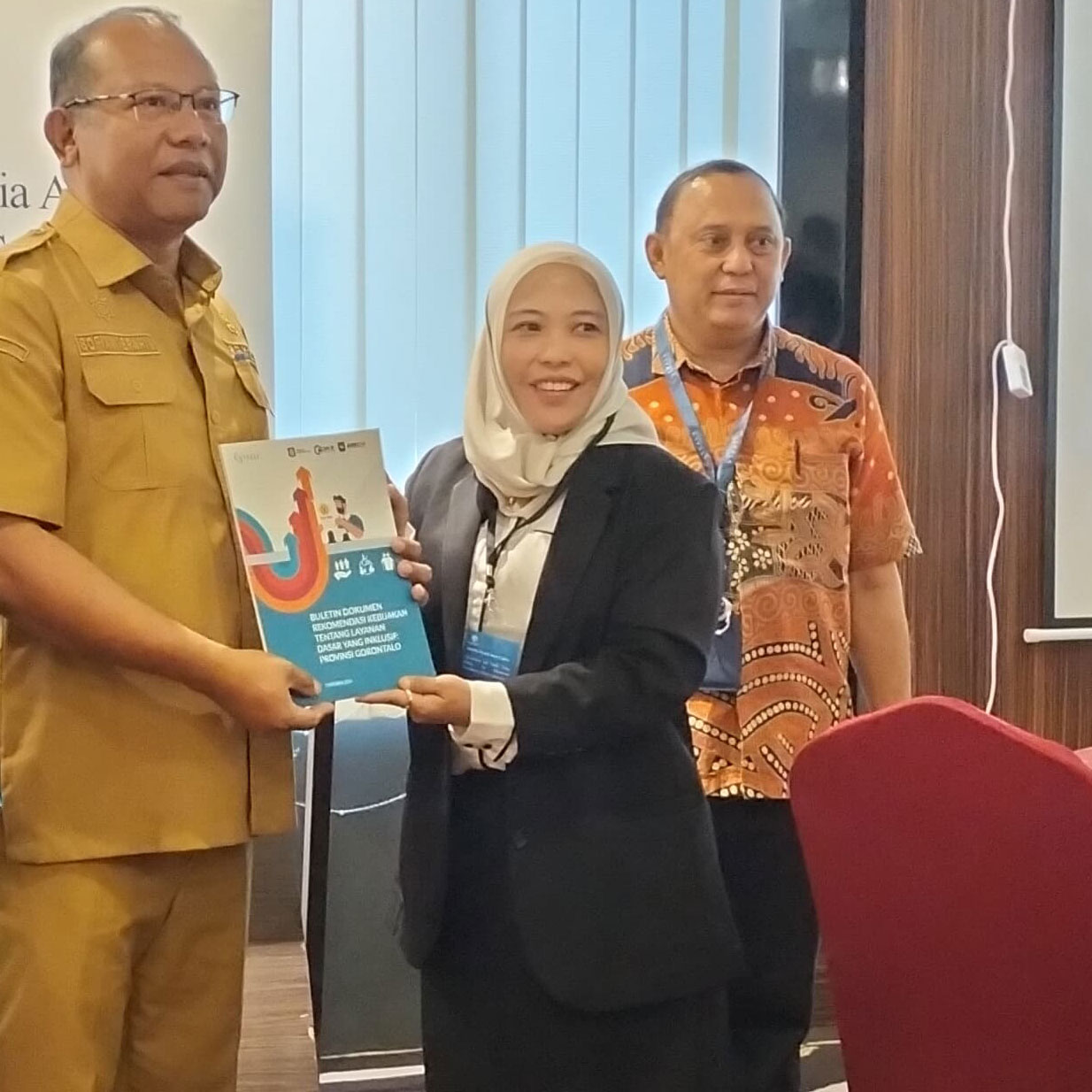 Ibu smiling to camera as she receives her end of course Award