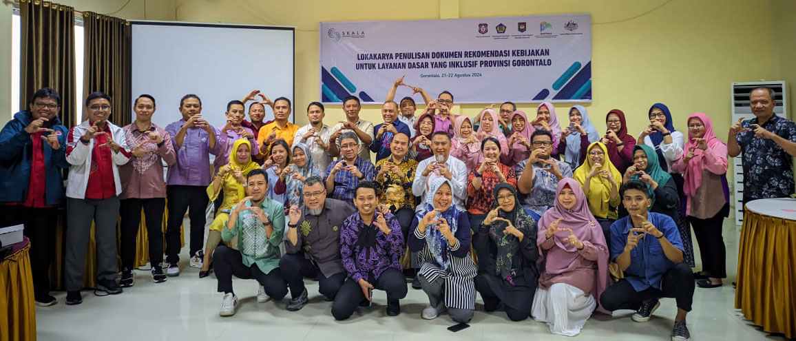 participants doing A A sign with their fingers