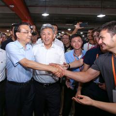 Chinese Premier Li Keqiang with UQ student Daniel Ward in Dalian, China.