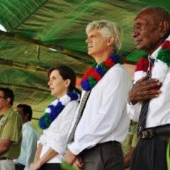 Adjunct Professor Ian Kemish AM (centre) at a Kokoda ceremony with the late Ben Moide (right), a WW2 veteran